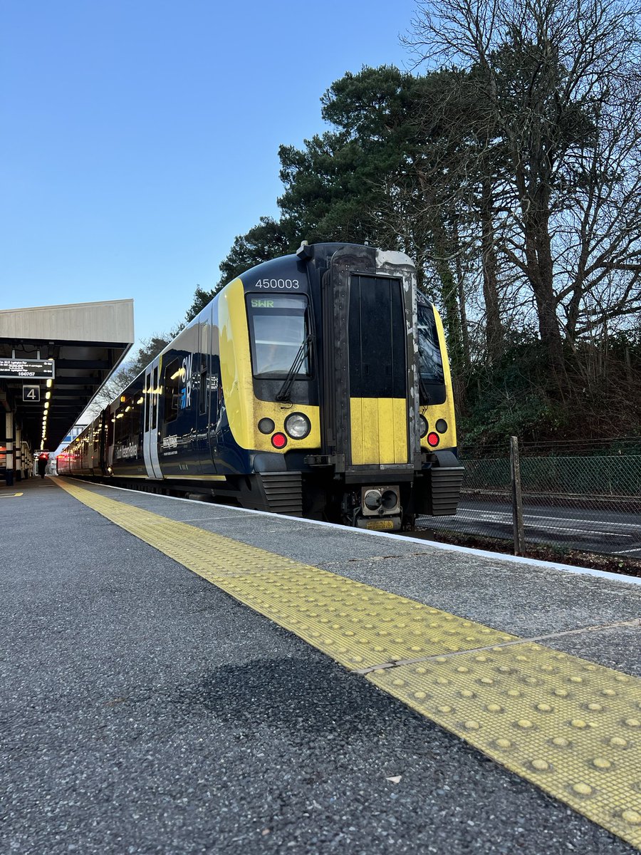 The Lymington Flyer is back for 2025 with yesterday being the first day of services this year. 450003 had the honours and 450074 gets to enjoy it today.