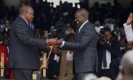 AokoOtieno_'s tweet photo. Nikona Kweshen!

Frame 1: Moi handed Kibaki the sword ikiwa upright

Frame 2: Kibaki handed the sword to Uhuru ikiwa upright

Frame 3: Uhuru gave it to Kasongo ikiwa imelalishwa

Were we doomed from the start?

Did Son of Jomo jinx this Sugoi Liar? 

Coz this regime is terrible! https://t.co/1oBHo8YqO2