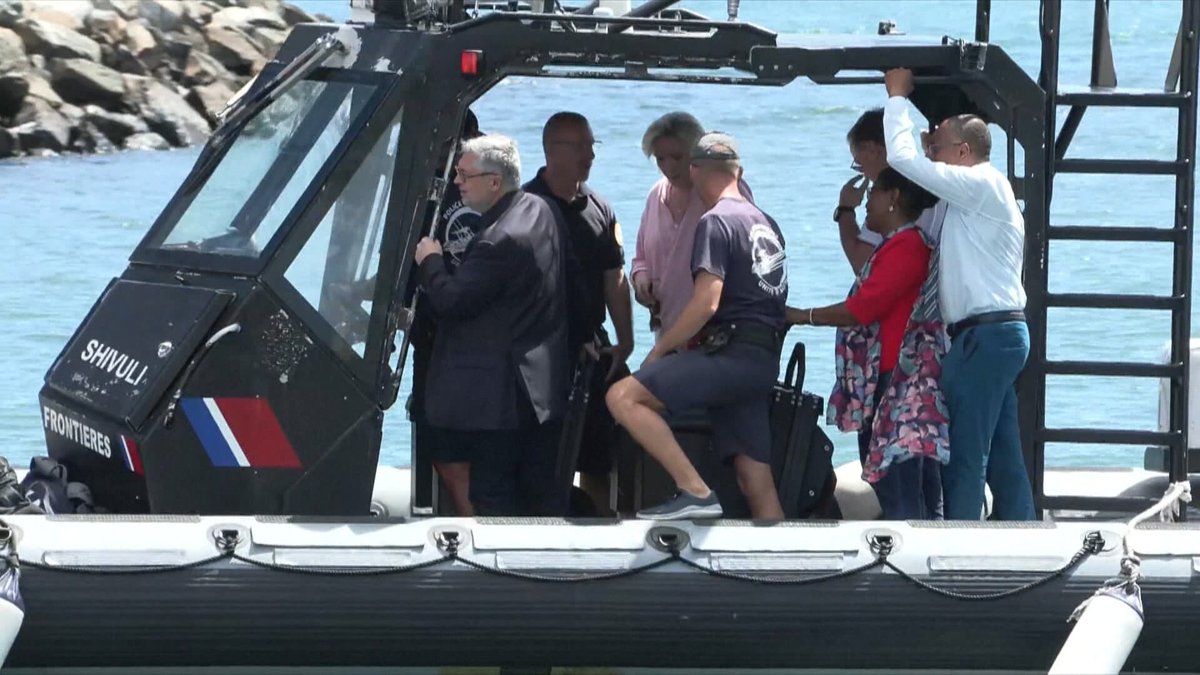 InfosFrancaises's tweet photo. MAYOTTE : Dix blessés dans une collision entre deux barges. Marine Le Pen, qui était à bord, est indemne. https://t.co/zrMUPmKAqz
