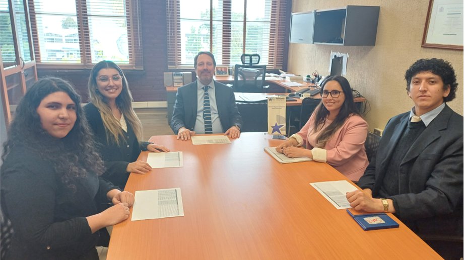 Defensoría Regional Valparaíso (@dpp_valparaiso) on Twitter photo Defensor Regional, Sebastián Salinero Echeverría, da bienvenida a nuevos practicantes de derecho, en el marco del convenio de colaboración suscrito en 2012 con <a href="/CAJVAL_Oficial/">CAJVAL Acceso a la Justicia!</a>
Los egresados son Catalina Valle, Bárbara Pavez, Marypaz Muñoz y Thomas Navarrete. Defensor Regional, Sebastián Salinero Echeverría, da bienvenida a nuevos practicantes de derecho, en el marco del convenio de colaboración suscrito en 2012 con <a href="/CAJVAL_Oficial/">CAJVAL Acceso a la Justicia!</a>
Los egresados son Catalina Valle, Bárbara Pavez, Marypaz Muñoz y Thomas Navarrete.