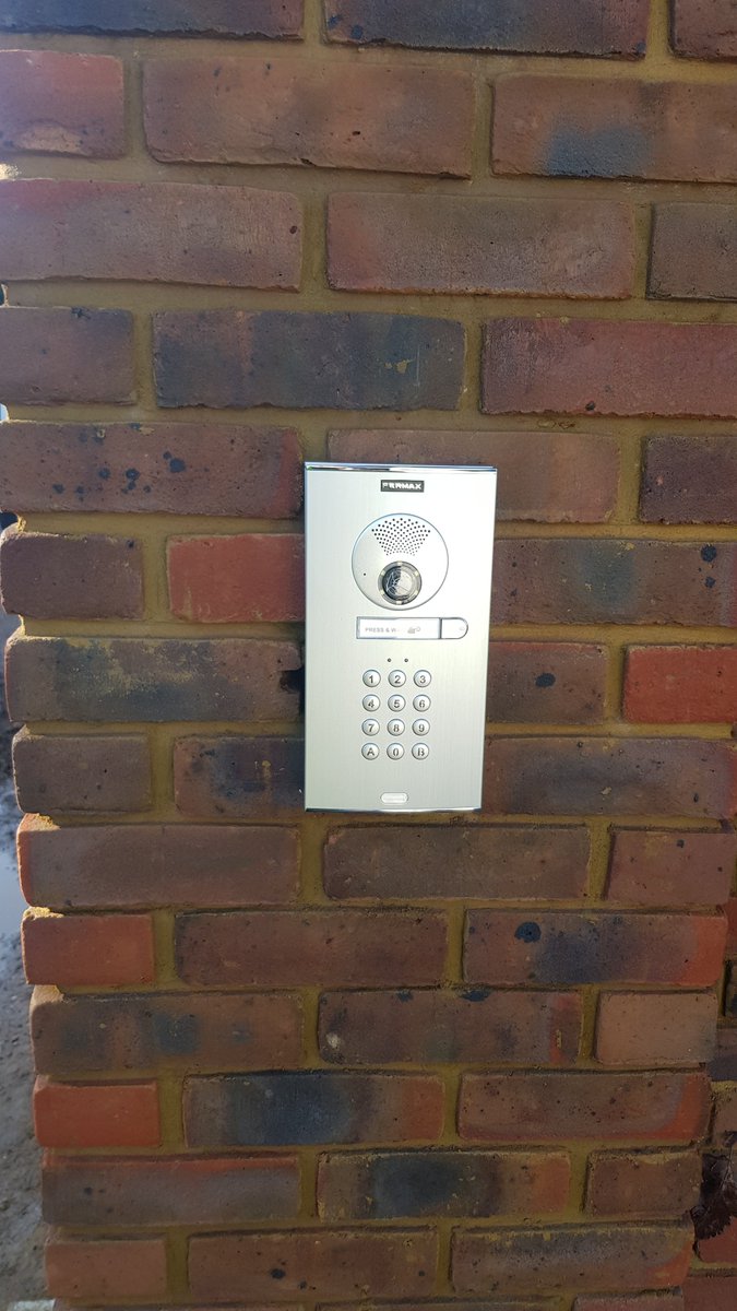 SCSautomationuk's tweet image. New automation installation including gate motors, access control panel, safety devices and video intercom. Main gate and ped gate solutions to ensure ease of access whilst increasing security #staysafe #automation #gateautomation #gatesafety