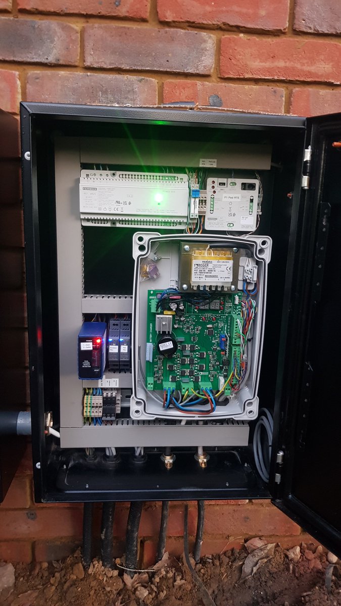 SCSautomationuk's tweet image. New automation installation including gate motors, access control panel, safety devices and video intercom. Main gate and ped gate solutions to ensure ease of access whilst increasing security #staysafe #automation #gateautomation #gatesafety