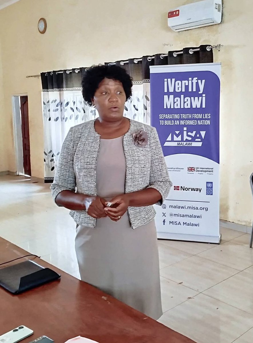 misamalawi's tweet photo. This intervention is very important as we journey towards 2025 general elections. We pledge to support interventions aimed at fighting #FalseInfo~ Mchinji District Commissioner Lucia Chidalengwa during interface on Disinformation.
#iVerifyMalawi
Supported by @UNDP
@undpmalawi https://t.co/GwkXrP4QZm