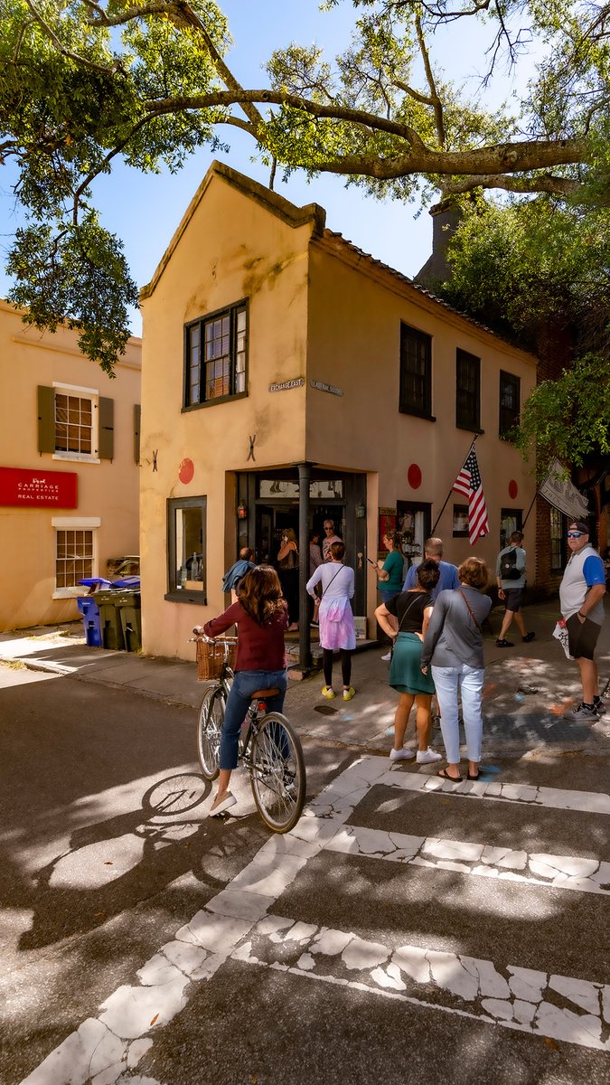 A retail shop, on a 10x20 footprint.
Beautiful.

#urbanism #design #localism