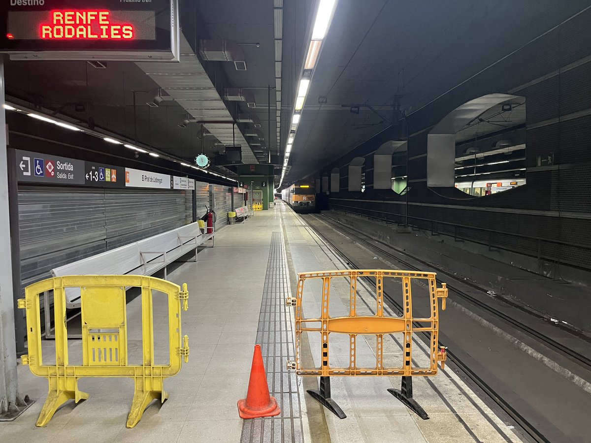 L’estació de Rodalies del Prat no pot seguir així: ascensors i escales mecàniques espatllades, goteres... Avui he enviat una carta a la Direcció General de Transports per tal de sol·licitar una reunió urgent per resoldre aquesta situació tan lamentable. #ElPrat 🚊