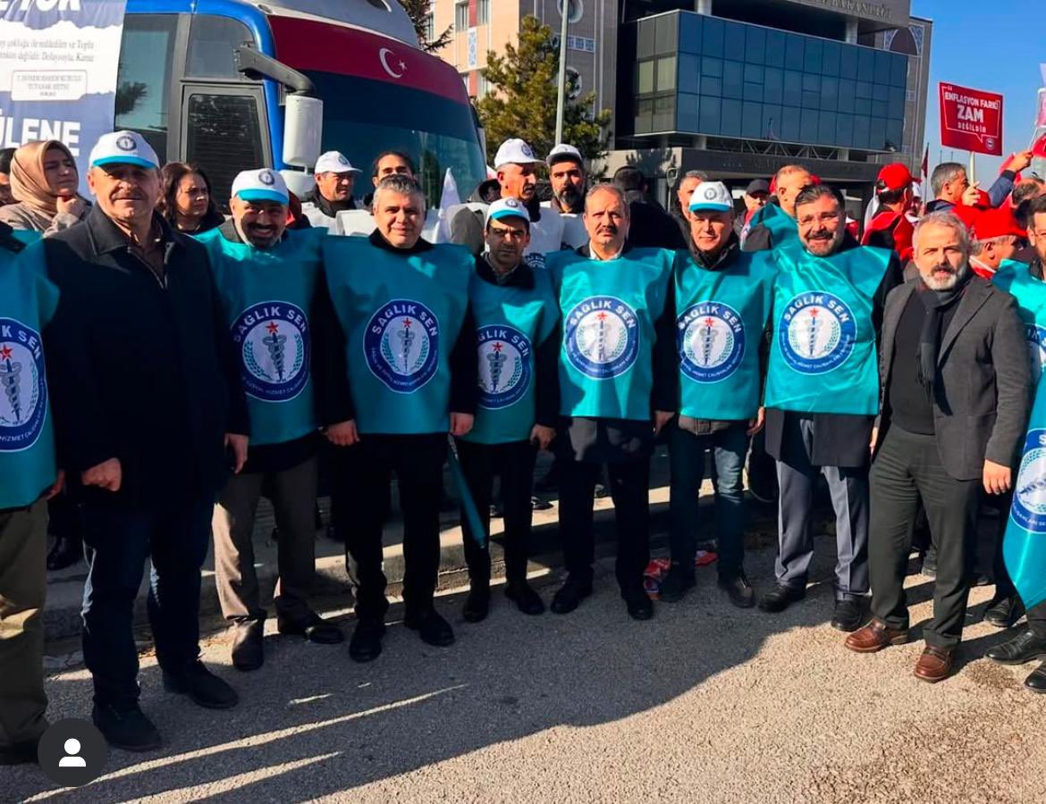 sagliksenbatman's tweet photo. Gelirimiz Artmıyor, Aldığımız Yetmiyor REFAH PAYI ŞART

Sabit gelirlilerin; kira, elektrik, doğalgaz, gıda ve diğer zorunlu harcamalardan oluşan yükünün arttığı bir zeminde kamu görevlilerinin emeğinin karşılığını alması için meydanlarda olmaya devam ediyoruz. 

Bir yılda doğalgaz %60, elektrik ve akaryakıt %40, Market-Pazar enflasyonu ise en az %100 artmış durumda. Yılbaşından itibaren ekmeğe %25 zam geldi. Kiralar ise en az %60 yükselecek. 

Emeğin hakkı için REFAH PAYI ŞART diyoruz. 7'inci Dönem Toplu Sözleşme'de imza atmadığımız artış oranlarını kabul etmiyor, 2025 yılının ilk altı ayı için yüzde 15 ve yüzde 10 refah payı talebimizi Hazine ve Maliye Bakanlığı önünde daha yüksek sesle yineliyoruz. @sagliksen @SSMahmutFaruk @dursuni72
