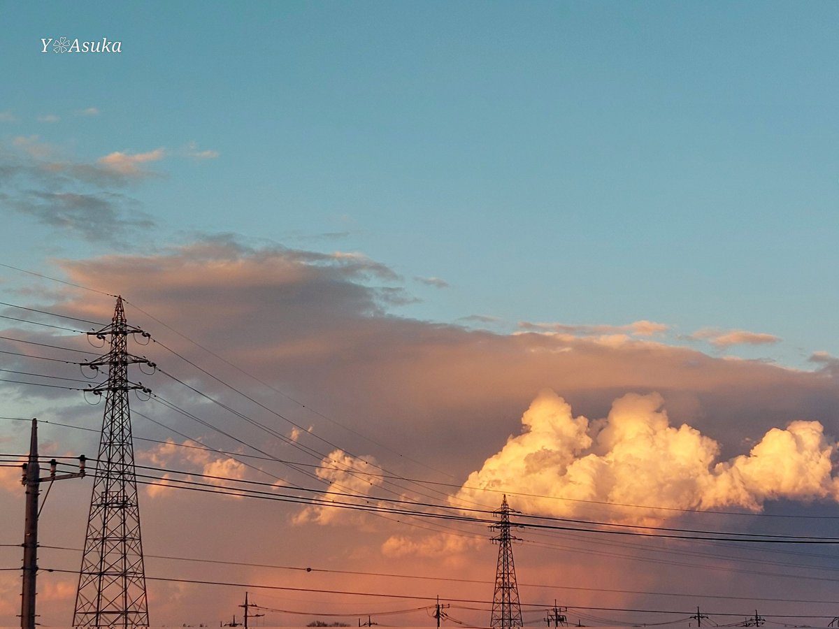 yumeasutw's tweet photo. 北の彼方で夕日に照らされ
茜色に染まり
モクモク沸き立つ #雄大積雲 ☁️☁️☁️

#夕空 #夕焼け #鉄塔 #電柱 #電線
#空 #sky #空が好き #空が好きな人と繋がりたい
#雲 #cloud #空と雲 #雲が好き #雲が好きな人と繋がりたい
#空の名前
#天気の図鑑 #雲の超図鑑
#鉄塔
#a2025 #a0107 #a202501 #a2025012 https://t.co/UugPkHMlhG