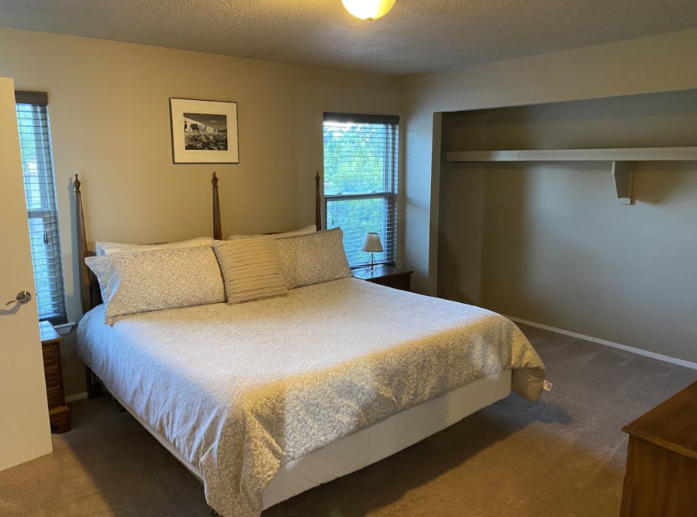 dott_stays's tweet image. 'Casa De La Roca' is a #4bedroom, #2bath #house in Northeast Heights (close to everything). This #residence has garage parking, a driveway, free street parking, along with a 65-inch TV, a Large open living space &amp;amp; ac.

To enquire/book, quote: EX/CDLR👉buff.ly/3wJhaYE