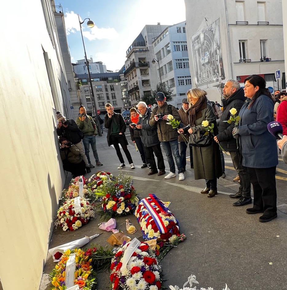 Au nom de l’<a href="/Apres_fr/">L’APRÈS</a>, nous étions devant le anciens locaux de Charlie Hebdo, pour un hommage sincère, combatif, vigilant et ému.
7 janvier 2015
7 janvier 2025
#Charlie10ans
