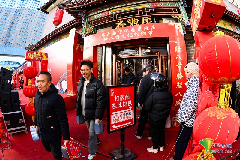 YouthChina's tweet image. On January 6, 2025, citizens are lining up at the store of Ninghuafu for its renowned mature black #vinegar. The time-honored brand of #China is the go-to choice of citizens of #Taiyuan for pickling the “#labagarlic,” a traditional dish on the dinner table of the #LabaFestival