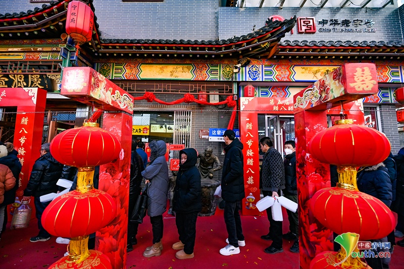 YouthChina's tweet image. On January 6, 2025, citizens are lining up at the store of Ninghuafu for its renowned mature black #vinegar. The time-honored brand of #China is the go-to choice of citizens of #Taiyuan for pickling the “#labagarlic,” a traditional dish on the dinner table of the #LabaFestival