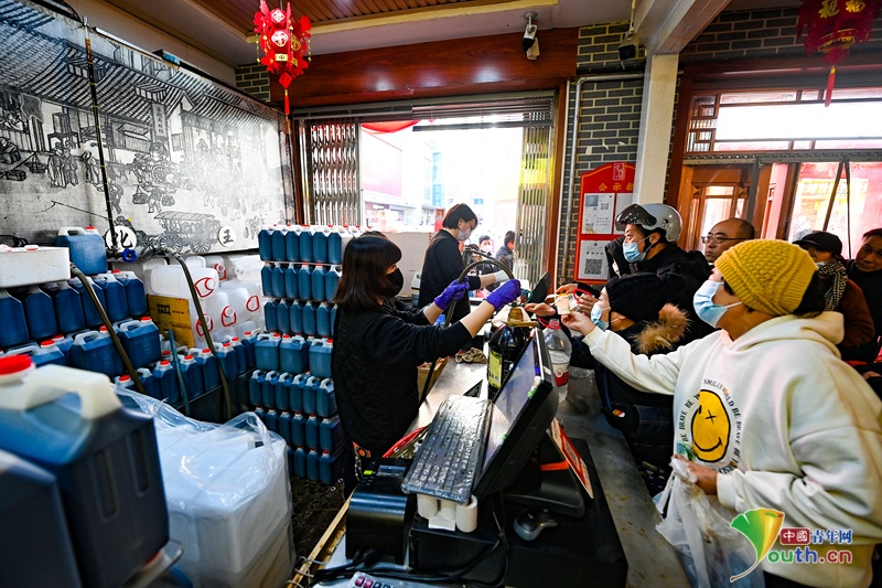 YouthChina's tweet image. On January 6, 2025, citizens are lining up at the store of Ninghuafu for its renowned mature black #vinegar. The time-honored brand of #China is the go-to choice of citizens of #Taiyuan for pickling the “#labagarlic,” a traditional dish on the dinner table of the #LabaFestival