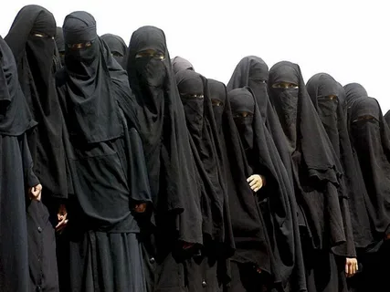 PeaceAtUniverse's tweet image. #LESS10 #BirKelime #OneWord #Birİşlem #Game #TheMagi #Kuran   #Peçe #Birrilant  #Perde #Leyl 
1. Andolsun bürürken o geceye
2. açıldığı zaman o gündüze,
3. erkeği ve dişiyi yaratana ki,
4. sizin çabanız dağınıktır