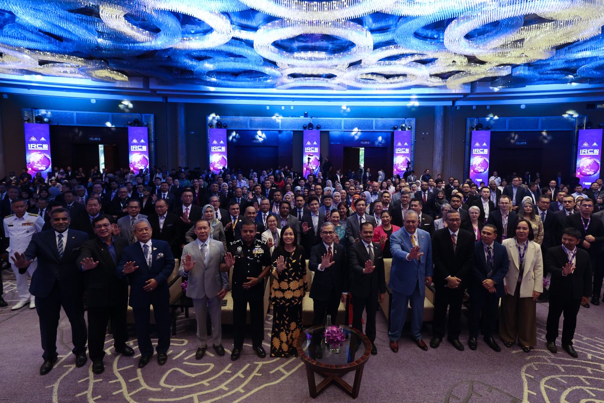 Persidangan Kawal Selia Antarabangsa (IRC) 2025, anjuran Suruhanjaya Komunikasi dan Multimedia Malaysia (MCMC/<a href="/MCMC_RASMI/">MCMC</a>), kembali buat kali kedua dalam tempoh dua tahun dengan tema ‘Leaping into the Quantum Frontier: Regulation and Innovation in the Tech Era’. 
 
Sidang ini,
