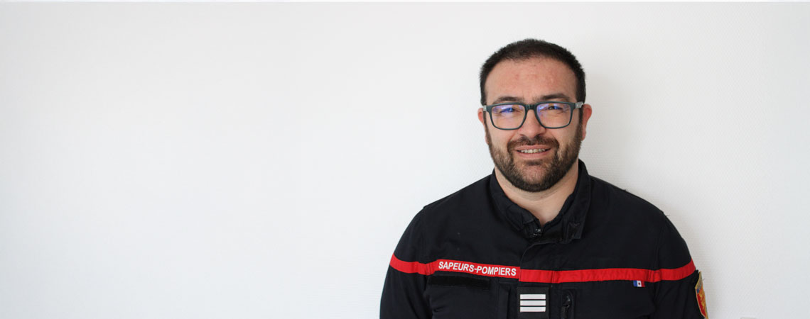 🍏🌊 Calvados Département ( parti sur Bluesky) (@calvadosdep) on Twitter photo 💻En 4 questions au🧑🚒capitaine Cédric Collin, comprenez le rôle de responsable du Centre de traitement des appels ☎️  et du Centre opérationnel départemental d’incendie et de secours 🧯  
👉 calvados.fr/actu/quatre-qu… #Calvados #Pompiers 💻En 4 questions au🧑🚒capitaine Cédric Collin, comprenez le rôle de responsable du Centre de traitement des appels ☎️  et du Centre opérationnel départemental d’incendie et de secours 🧯  
👉 calvados.fr/actu/quatre-qu… #Calvados #Pompiers