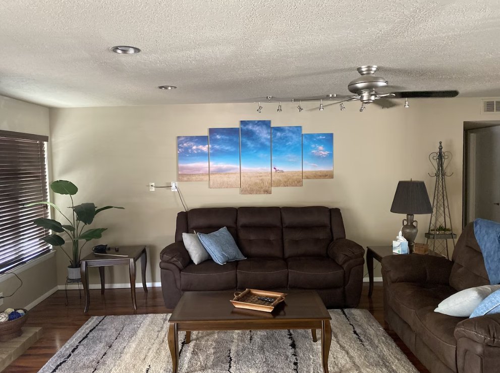 dott_stays's tweet image. 'Casa De La Roca' is a #4bedroom, #2bath #house in Northeast Heights (close to everything). This #residence has garage parking, a driveway, free street parking, along with a 65-inch TV, a Large open living space &amp;amp; ac.

To enquire/book, quote: EX/CDLR👉buff.ly/3wJhaYE