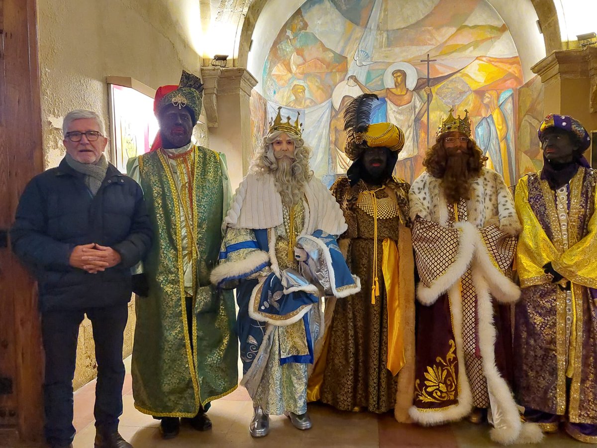 Ses Majestats els Reis de l’Orient han passat novament per Capellades repartint joguines i il·lusió per a tothom.

Crònica i imatges de la Cavalcada i de la Carta als Reis ⬇⬇

capellades.cat/actualitat/not…