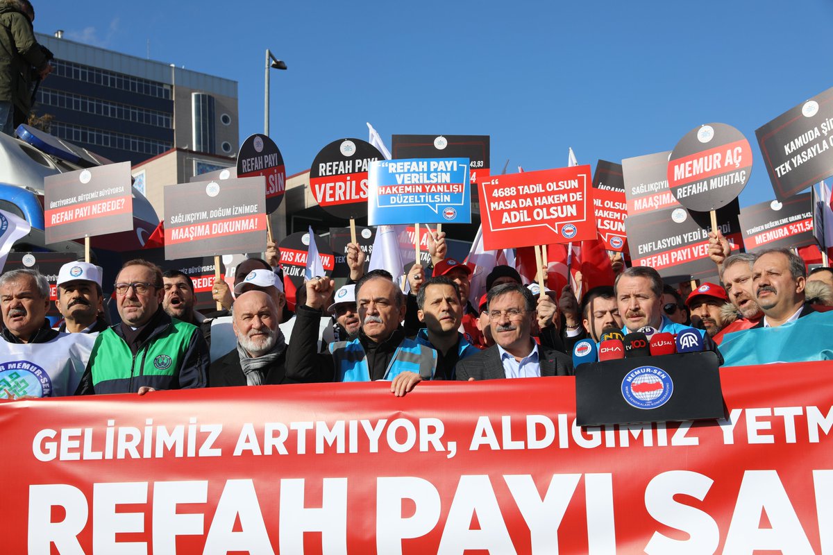 BuroMemurSen_'s tweet photo. REFAH PAYI HEMEN ŞİMDİ 📍

Konfederasyonumuz Memur-Sen tarafından Hazine ve Maliye Bakanlığı önünde düzenlenen basın açıklamasına teşkilatımızın yoğun desteğiyle katılarak; kamu görevlilerine yapılan %11,54 zammı protesto edip, refah payı talebimizi yeniledik.

Kamu görevlilerine refah payı verilerek; mali kayıpları telafi edilmelidir.