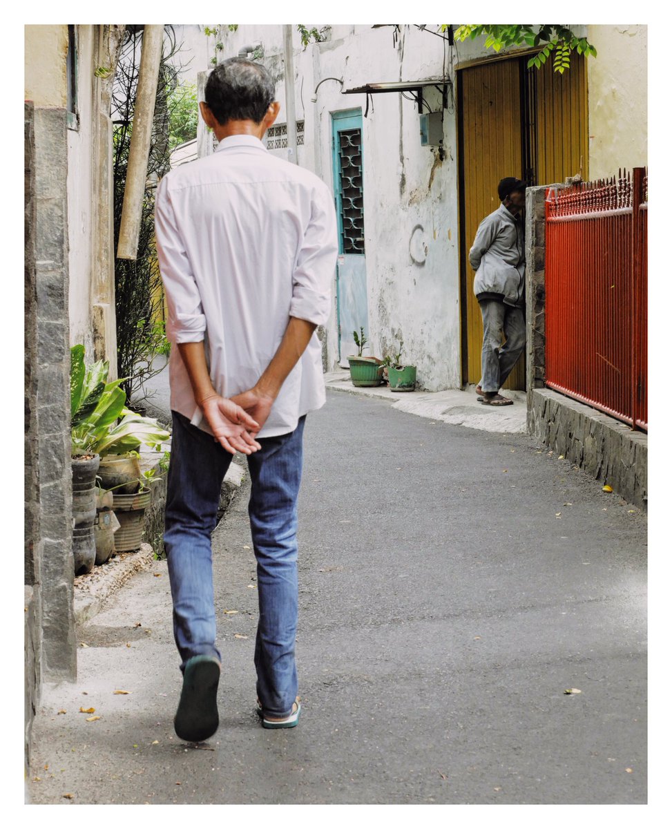sighwie's tweet photo. kalo cuma motret punggung, kenapa harus pakai metode ninja. bukannya subjek itu nggak berhadapan langsung ya? malah bisa atur komposisi bahkan ngepasin gesture/momen ๐
#vsco
#MotretHepi
#dailycekrek
#SetorFotoPio
#vscodaily
#vscosnapshot
#streetphotography https://t.co/3xNrtDKXCP
