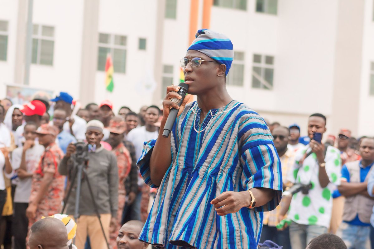 PoetKearls's tweet photo. On 22/08/2024, I was graced with the honor of performing before the President of the Republic of Ghana 🇬🇭, H.E @NAkufoAddo, during the commissioning of Silver Jubilee Building at the @uds_official

Grateful beyond words for every voice &amp; moment that has shaped this journey 🇬🇭🙏 https://t.co/XOj26PCfF5
