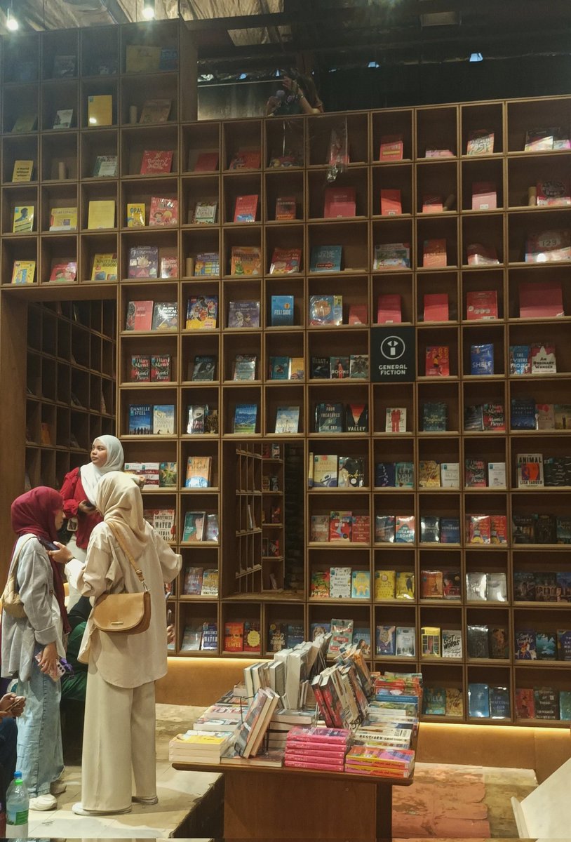 nomadofcosmos's tweet photo. Lost among the pages at BookXcess RexKL—one of the best book showcases where stories come alive, and you can grab your favourites at unbeatable prices. A paradise for book lovers!
#booklovers #BookTwitter #RexKL #Malaysia https://t.co/q6wUIloM8a
