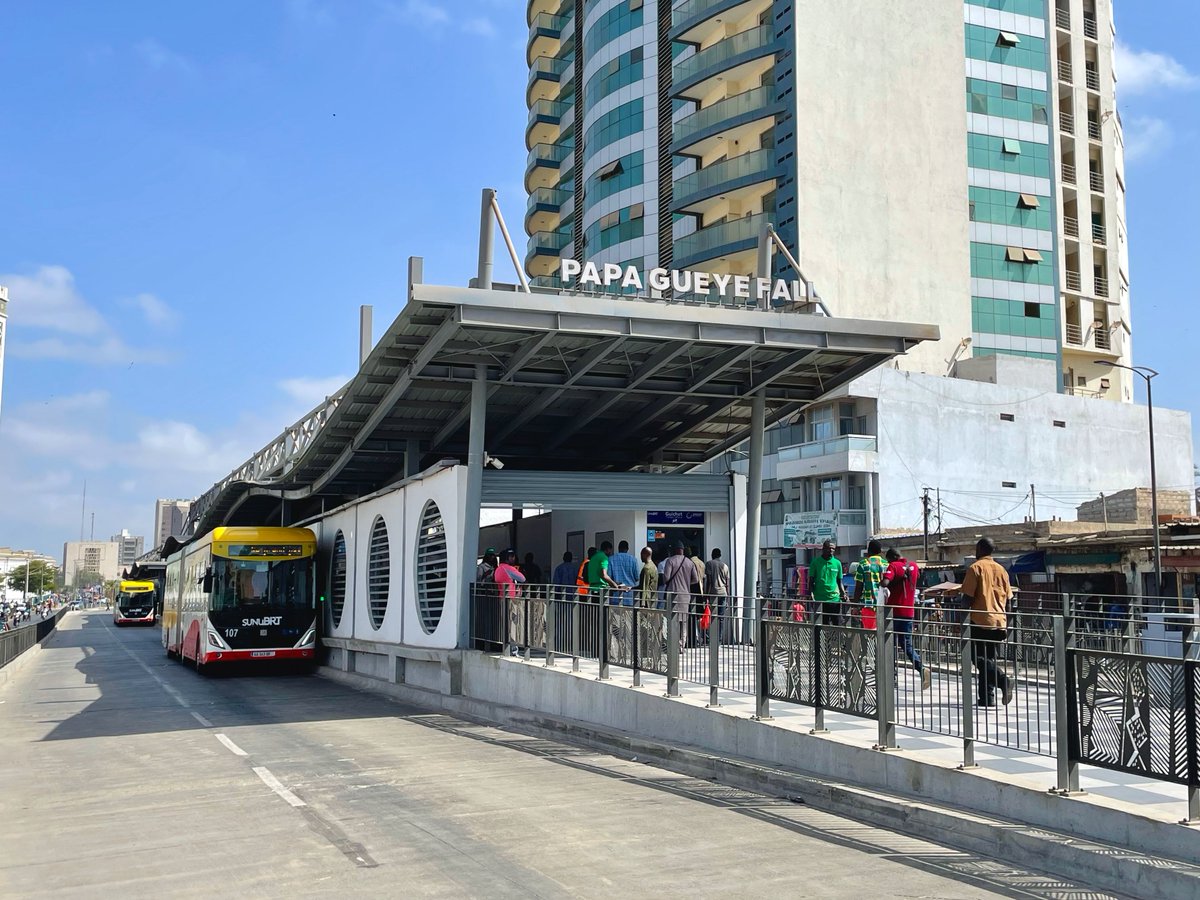 nagabhushanb's tweet image. Sharing few pics of Dakar&apos;s BRT System, Very similar to our #HDBRTS. 
The only difference is the articulated electric buses. Such buses can be introduced by @hd_brts to improve the existing system.