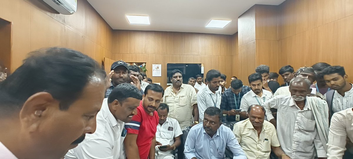 DrCNManjunath's tweet photo. ರಾಮನಗರದ ಜಿಲ್ಲಾ ಪಂಚಾಯತ್ ಭವನದಲ್ಲಿರುವ ನನ್ನ ಕಚೇರಿಯಲ್ಲಿ ಸಾರ್ವಜನಿಕರನ್ನು ಭೇಟಿ ಮಾಡಿ ಅವರ ಕುಂದು ಕೊರತೆಗಳನ್ನು ಆಲಿಸಿದೆ.
ಸಾಧ್ಯವಾದಷ್ಟು ಸಮಸ್ಯೆಗಳಿಗೆ ಸ್ಥಳದಲ್ಲಿಯೇ ಪರಿಹಾರ ಸೂಚಿಸಲಾಯಿತು.
#blorerural #MPoffice #publicgrievance https://t.co/KnOYtjxAb4