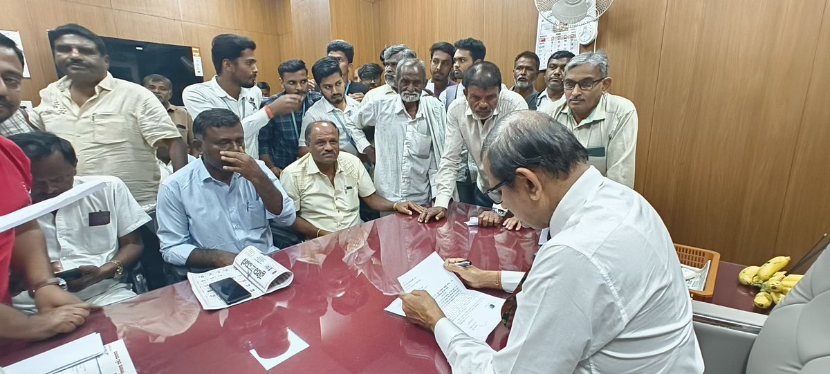 DrCNManjunath's tweet photo. ರಾಮನಗರದ ಜಿಲ್ಲಾ ಪಂಚಾಯತ್ ಭವನದಲ್ಲಿರುವ ನನ್ನ ಕಚೇರಿಯಲ್ಲಿ ಸಾರ್ವಜನಿಕರನ್ನು ಭೇಟಿ ಮಾಡಿ ಅವರ ಕುಂದು ಕೊರತೆಗಳನ್ನು ಆಲಿಸಿದೆ.
ಸಾಧ್ಯವಾದಷ್ಟು ಸಮಸ್ಯೆಗಳಿಗೆ ಸ್ಥಳದಲ್ಲಿಯೇ ಪರಿಹಾರ ಸೂಚಿಸಲಾಯಿತು.
#blorerural #MPoffice #publicgrievance https://t.co/KnOYtjxAb4