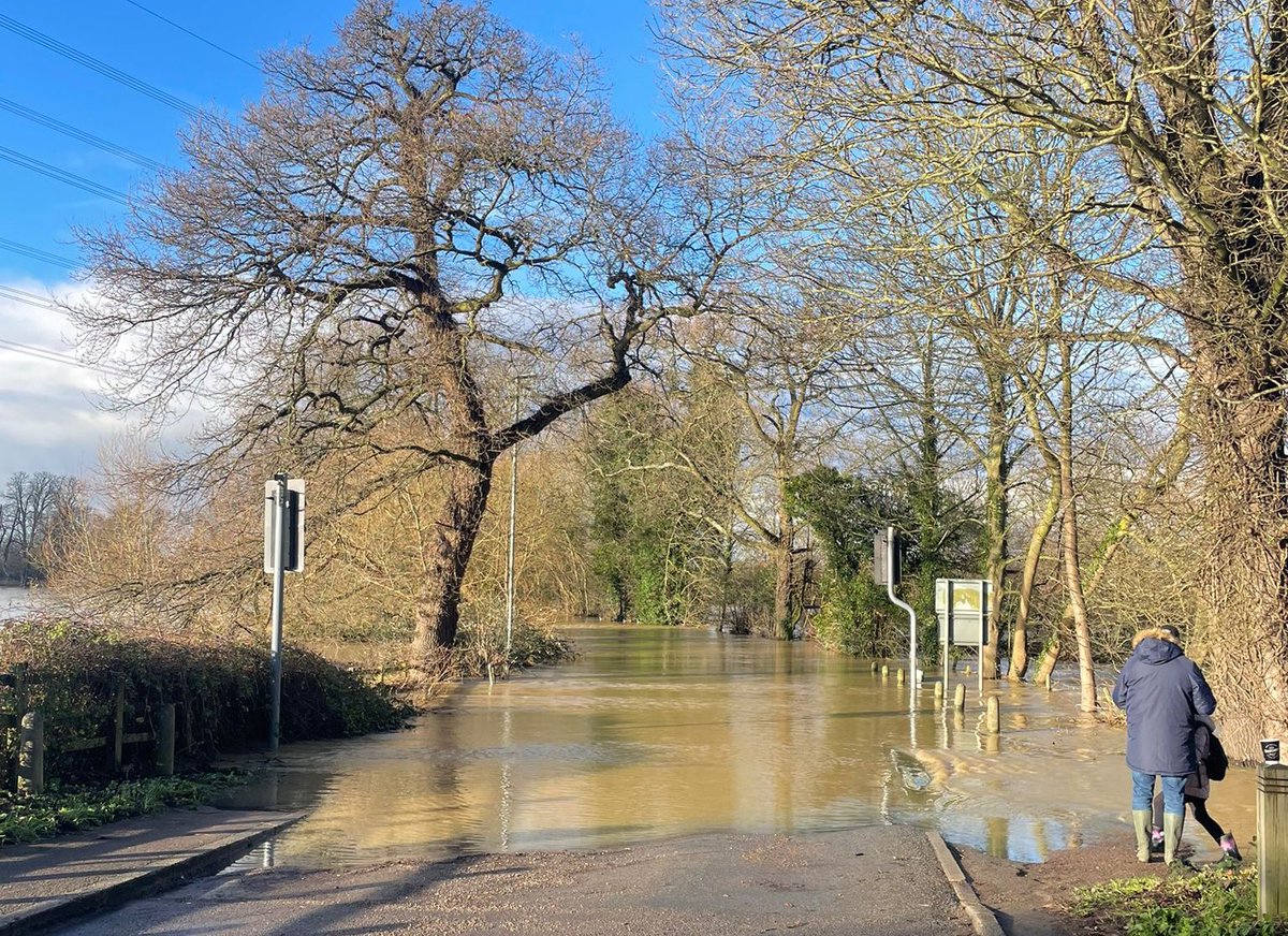 This is usually the road out of the village we live in! 

The majority of people here today are journalists and people stuck at home 🏠 

Barrow Upon Soar 📍 

#Flooding #Leicestershire