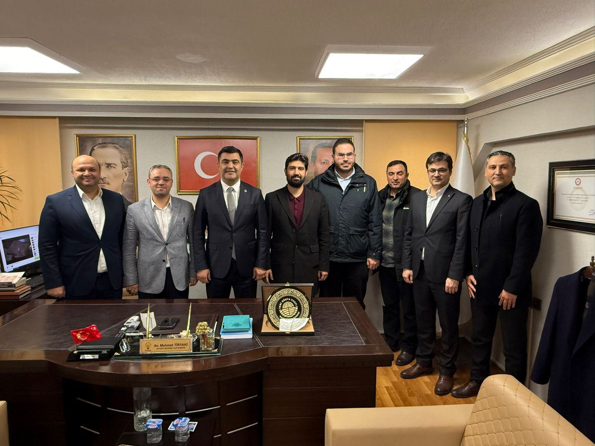 gaziantepydv's tweet photo. Gaziantep İl yönetim kurulu olarak Şahinbey Ak Parti ilçe Başkanı Sayın Avukat Mehmet Tiryaki bey'i ziyaret ettik. Nazik misafirperverlikleri için teşekkür ederiz.
@drkemalurkmez 
@mahmutgoksu02 
@yenidunyavakfi https://t.co/8zjxtpLQsp