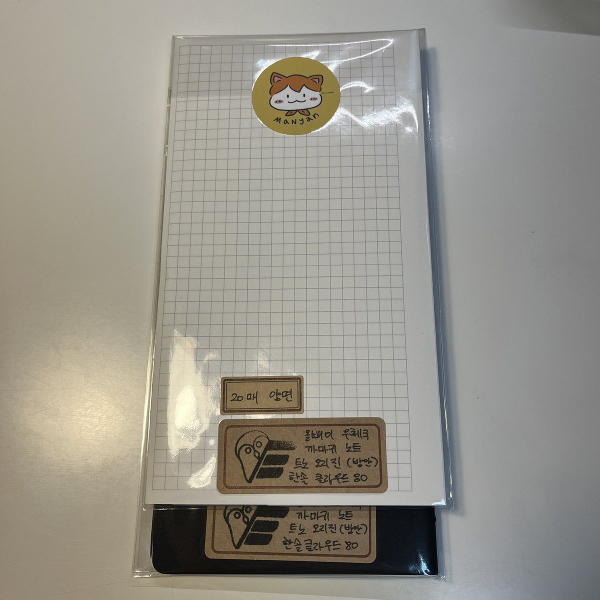 [올빼미 우체국, 까마귀 노트]
트래블러스 오리지널 크기(양면 5mm방안, 20매)
속지: 한솔 클라우드 80gsm
#올빼미우체국 #까마귀노트 #필론노트

2025년도 첫 커미션 감사합니다!