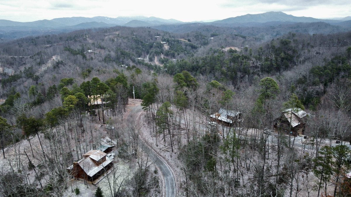 J_Sprankle's tweet image. Powdered sugar on the ground at sunrise. Hoping for more views like this later this week in the Carolinas! #TNwx