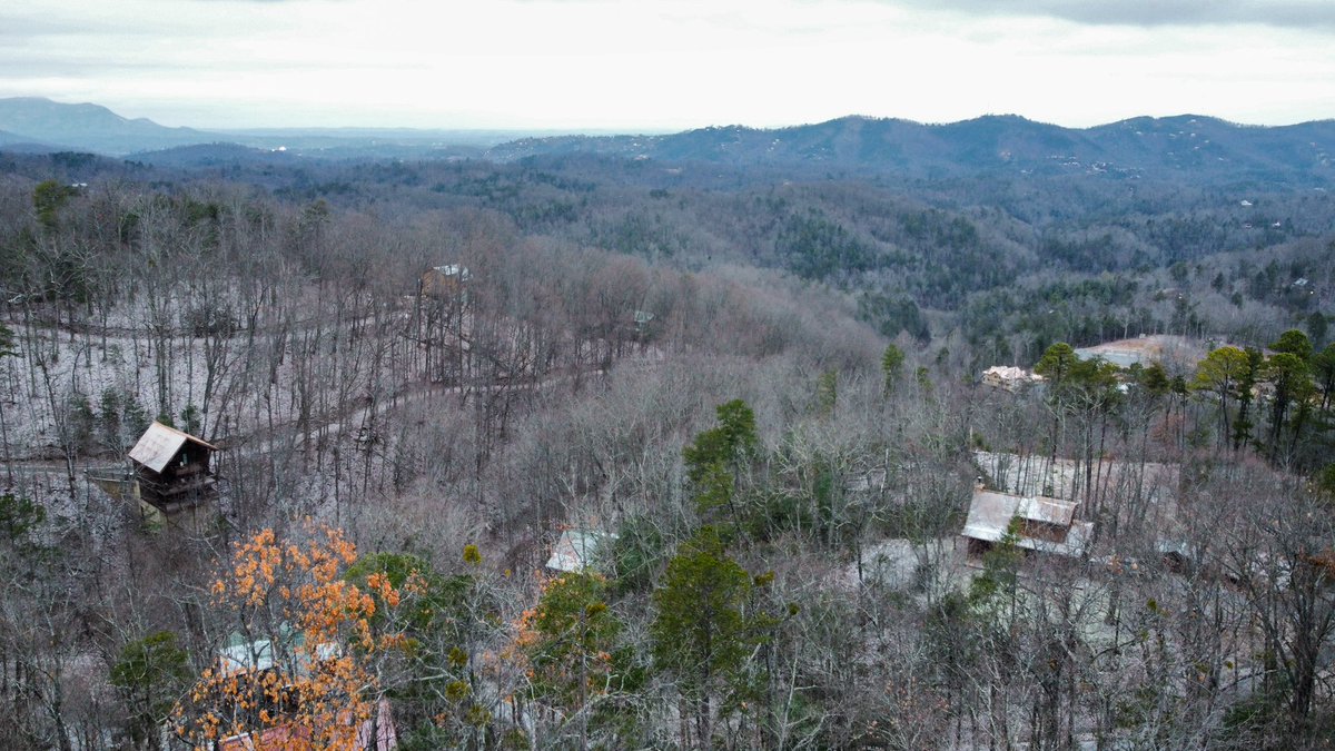 J_Sprankle's tweet image. Powdered sugar on the ground at sunrise. Hoping for more views like this later this week in the Carolinas! #TNwx