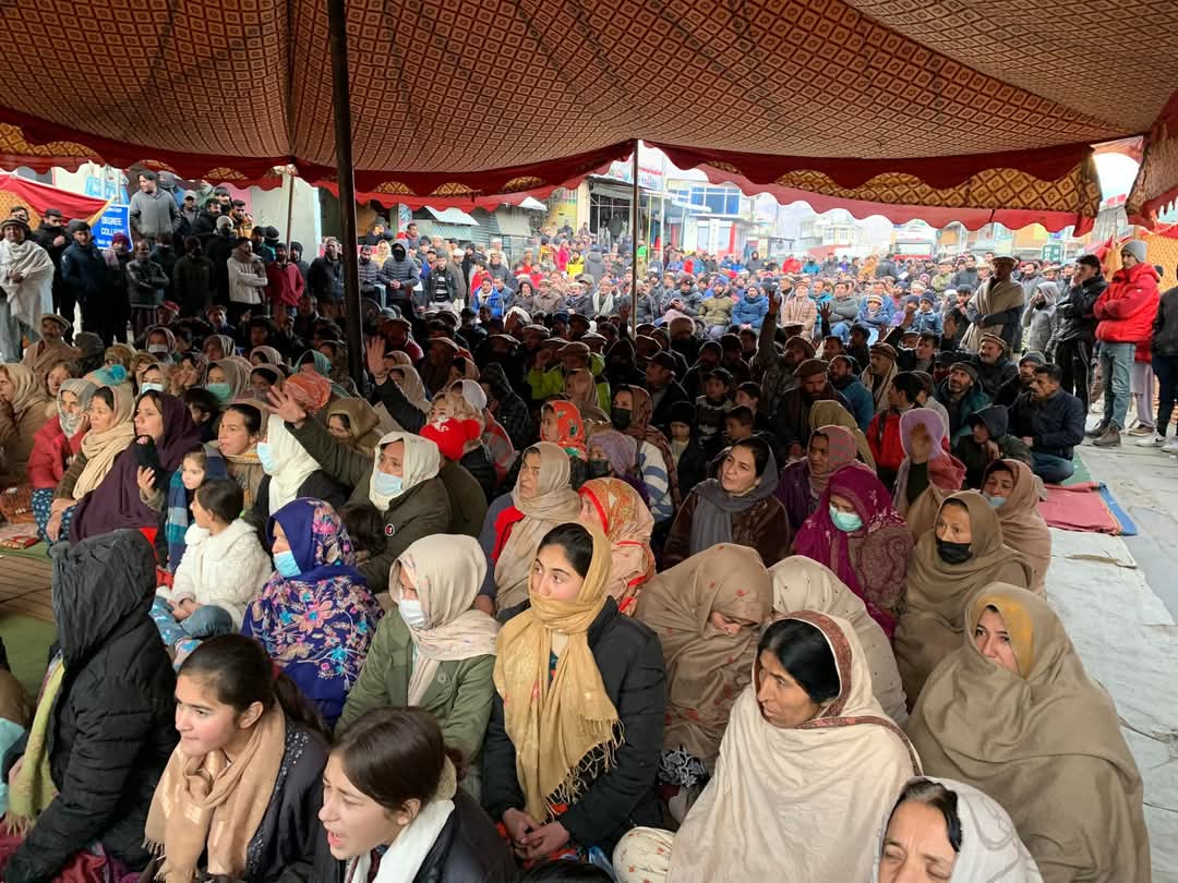 AzharUddinSays's tweet photo. ہنزہ دھرنہ پانچویں روز بھی جاری
کریم آباد ہنزہ سے 100 سے زیادہ گاڑیوں پر مشتمل نمبرداران کی قیادت میں  قافلہ دھرنے میں شریک۔
قافلے میں بڑی تعداد میں خواتین بھی شامل https://t.co/lkDCsvKHQh
