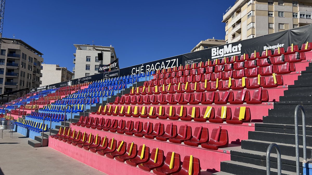 NandoGarciia_'s tweet photo. ℹ️ La @GradaLaLobera ya tiene preparado el mosaico que lucirá esta noche el Fondo Norte del Nuevo Pepico Amat

📌 Será una bandera de la Comunitat Valenciana en homenaje a las víctimas de la DANA

👏🏻 Integrantes de la grada han colaborado esta mañana en su preparación https://t.co/vz9N1Yzsx1