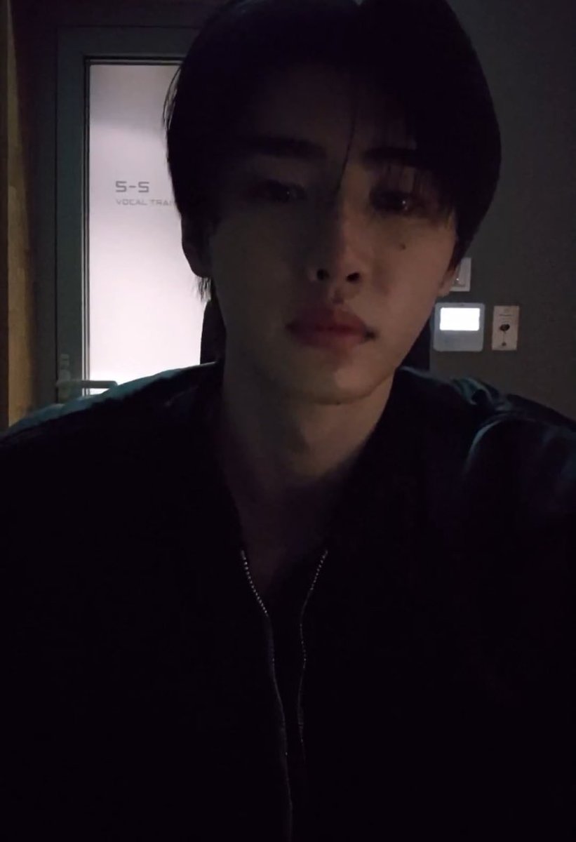 ฮีไม่มียุคมืดจริงๆ ขนาดไฟดับความหล่อฮียังพุ่งออกมาจากความมืดอะ คือนี่ไม่ได้เว่อ