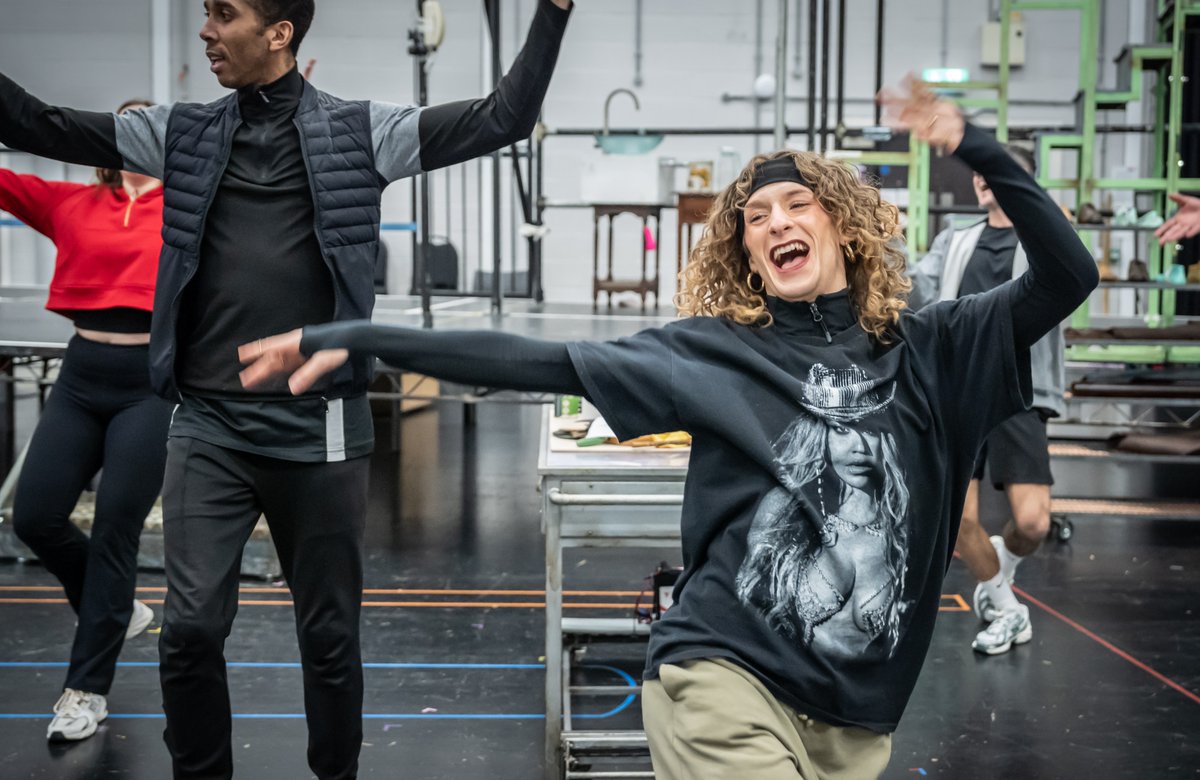 The vibes in this rehearsal room are IMMACULATE 🙌 ❤️ #KinkyBoots

📸 Marc Brenner