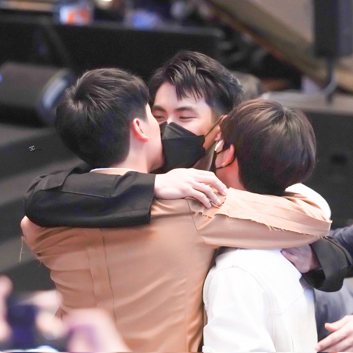 Iistenyourheart's tweet photo. golden trio ✨ https://t.co/UJDXbviBZN