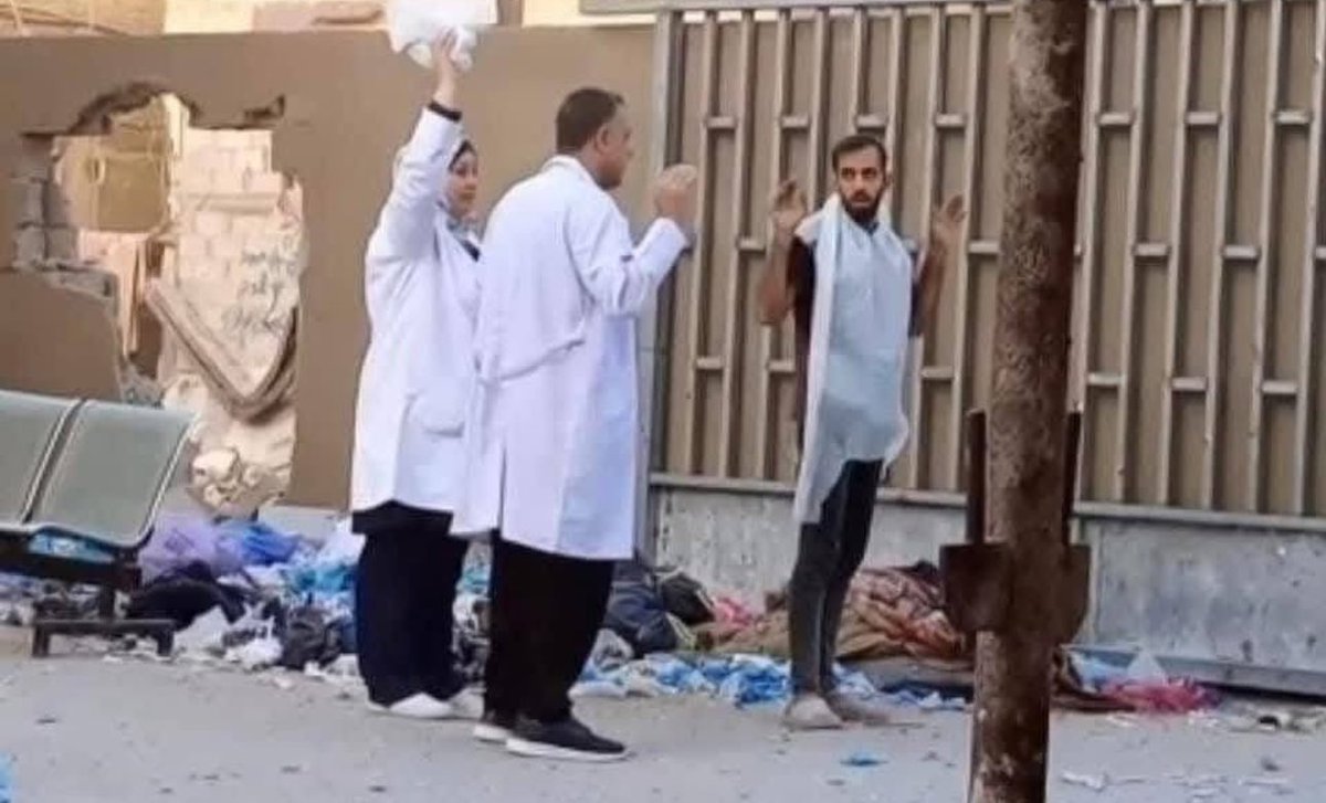 🟢 في #غزة الطبيب أيضًا يُصبح جريحًا ويحتاج العلاج، الاحتلال يرفض إجلاء الطبيبة الجريحة هبة المقيّد 

أُصيبت الطبيبة هبة المقيد يوم الاثنين 6 يناير بجراح خطيرة بالرأس جراء اطلاق النيران من قبل قوات الاحتلال تجاه مستشفى الإندونيسي المحاصر (تظهر بالصورة الطبيبة هبة مع د.