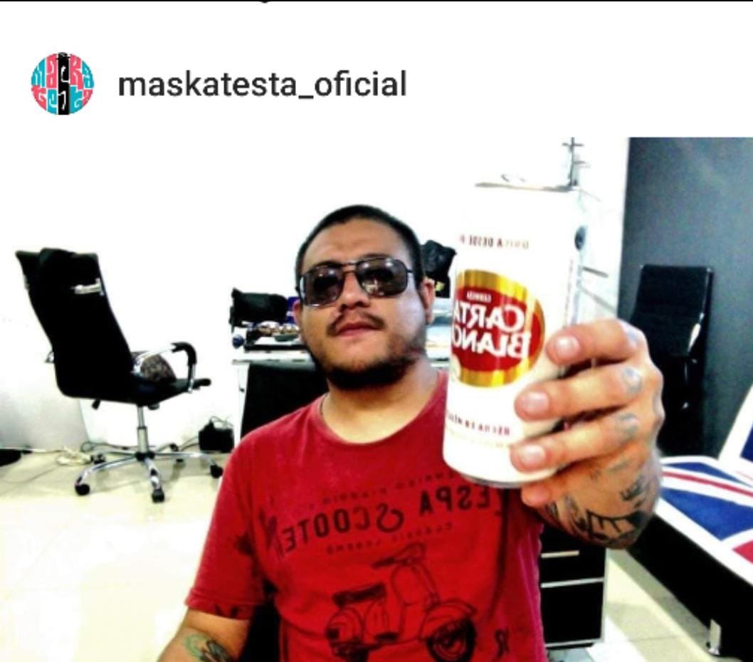 Guitarrista del grupo <a href="/maskatestamx/">Maskatesta Oficial</a>, Danny Buster, uno de los dos fallecidos este lunes, al interior de un auto en <a href="/AzcapotzalcoMx/">Alcaldía Azcapotzalco</a>. 

El y su acompañante llevaban tomando desde el 31 de diciembre, mezclando alcohol con Clonazepam.
