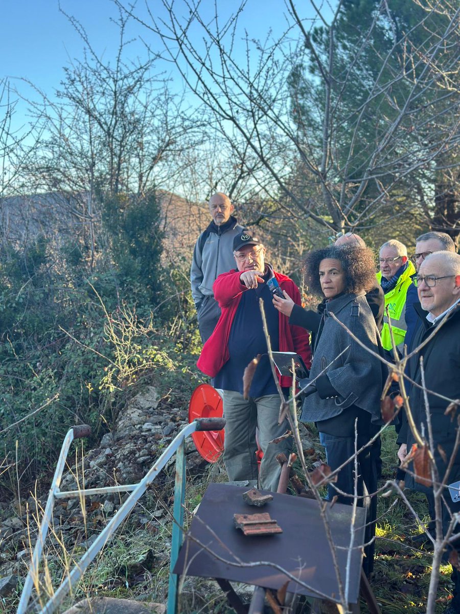 #Débroussaillement #PréventionIncendies |
Ce matin, Sophie ELIZEON, préfète de l'Ardèche, a participé une opération de contrôle des débroussaillements à Privas et à Coux aux côtés notamment du Colonel Vincent Honoré, Directeur du @SDIS07, de Pierre Demangeat, Directeur de