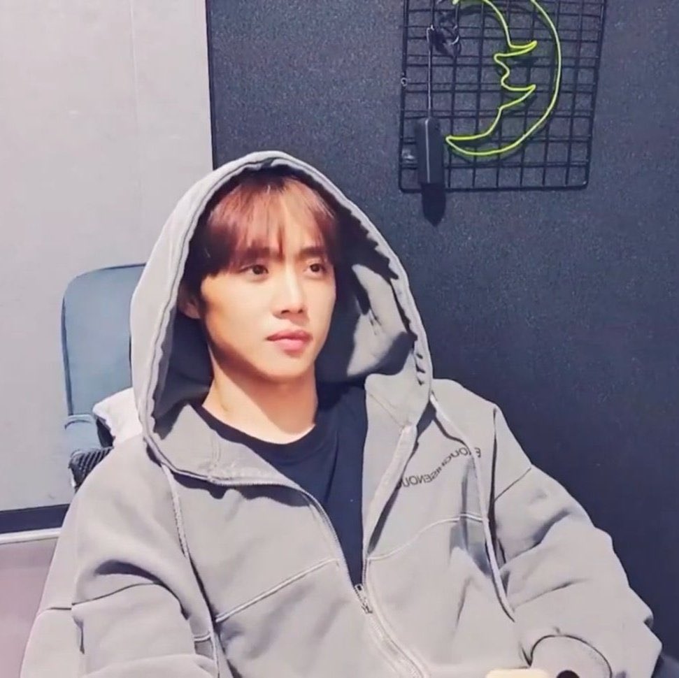 더보이즈 선우 손민수 후드집업 이너프이즈이너프

첨부한 사진 외에 헌디, 다른 라이브 등 선우가 진짜 많이 입고 다녀서 선우 애착후집이라고 불렸던 옷이에요 현재는 품절이라 못 구해요 

원가 9.5 -> 6.0 에 팔아요 
상태 최상, 실착 2회 후 옷장 보관

옷 벼룩 옷장정리 포카 tbz 럭드