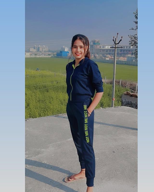 कोई मेरी #हाइट बता सकता है..??? 🤔🫡🫣