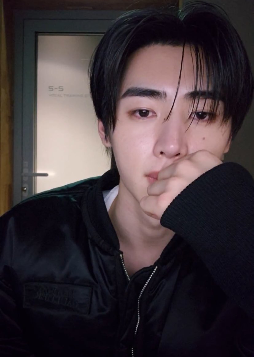 ห้ามยิ้มมม ห้ามมองกล้องแบบนั้นนนน มันจะเขินดิคุนน้า หล่อมาก ฟีลแฟนเว่อ😭😭😭