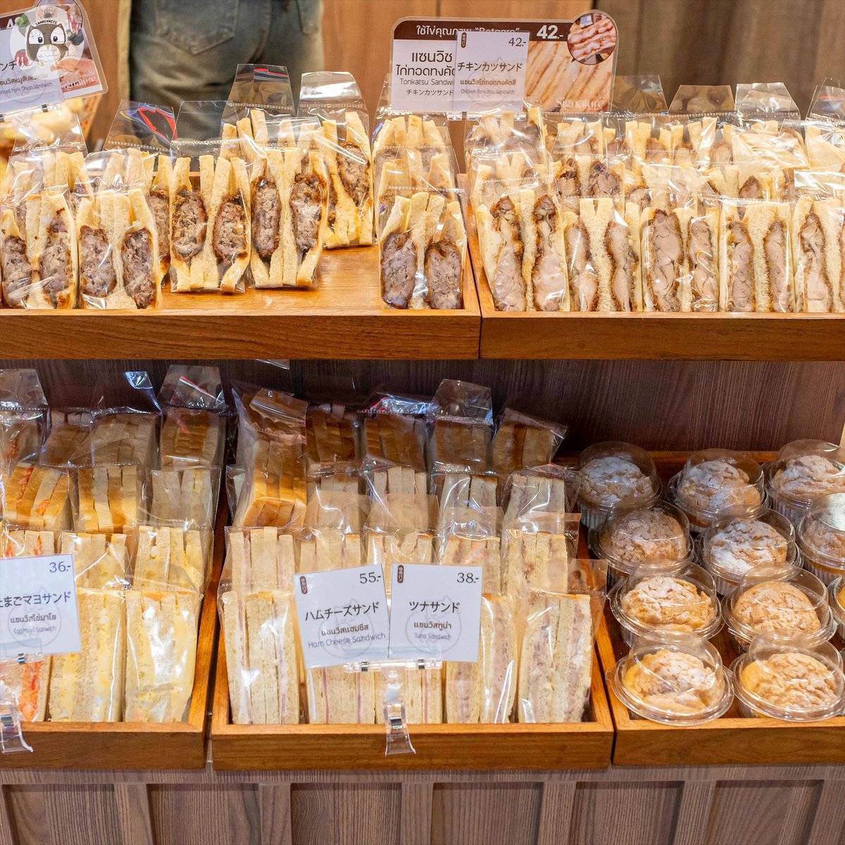 foodblogbkk's tweet photo. ร้านขนมปังญี่ปุ่นเจ้าดังบุกสามย่านแล้ววว😍 นีไม่ใช่คัสตาร์ดนากามูระนะ แต่คือร้าน Yume Pan ร้านฮิตที่วังหลัง หน้าตาจะคล้ายกันหน่อย อบสดใหม่ในร้านทั้งวัน ที่สำคัญราคาน่ารัก ชอบชูครีมนมสดไส้ทะลัก แซนวิชก็ดี ร้านอยู่ในสามย่านมิตรทาวน์ ชั้น B1 @aroii https://t.co/HLVcWnhJ6b