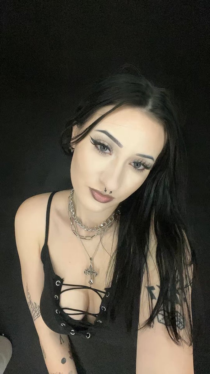 lilithjadee's tweet photo. looking for new souls to steal… volunteers?

#gothgirl #altgirl #goth #alternative #nsfw https://t.co/xEWkzygeXS