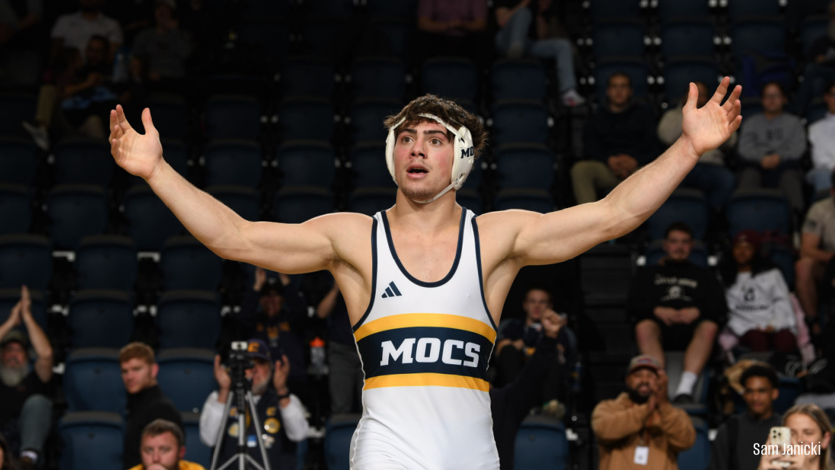 NCAA Division I Wrestling Rankings: Sergio Desiante of Chattanooga moves into the 174-pound rankings at No. 14 after winning a title at the Southern Scuffle on Sunday. Desiante, a SoCon runner-up last season, is 11-1 this season. theopenmat.com/rankings/ncaa_…

#NCAAwrestling #d1wrestle