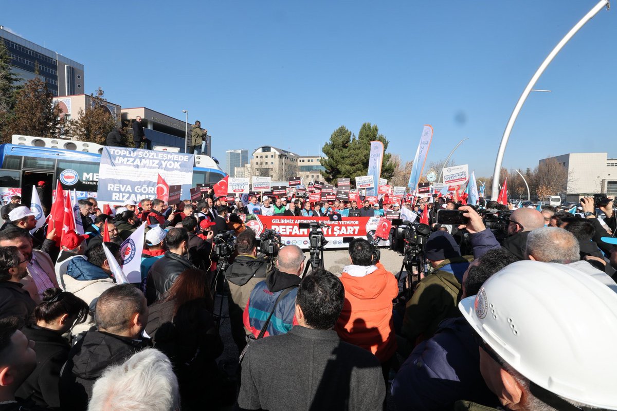 BayndrMemurSen's tweet photo. 🔴Gelirimiz Artmıyor, Aldığımız Yetmiyor REFAH PAYI ŞART

Sabit gelirlilerin; kira, elektrik, doğalgaz, gıda ve diğer zorunlu harcamalardan oluşan yükünün arttığı bir zeminde kamu görevlilerinin emeğinin karşılığını alması için meydanlarda olmaya devam ediyoruz. 

Bir yılda doğalgaz %60, elektrik ve akaryakıt %40, Market-Pazar enflasyonu ise en az %100 artmış durumda. Yılbaşından itibaren ekmeğe %25 zam geldi. Kiralar ise en az %60 yükselecek. 

Emeğin hakkı için REFAH PAYI ŞART diyoruz. 7'inci Dönem Toplu Sözleşme'de imza atmadığımız artış oranlarını kabul etmiyor, 2025 yılının ilk altı ayı için yüzde 15 ve yüzde 10 refah payı talebimizi Hazine ve Maliye Bakanlığı önünde daha yüksek sesle yineliyoruz.