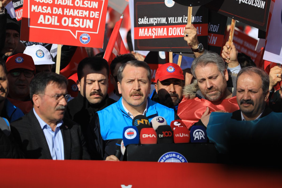 BayndrMemurSen's tweet photo. 🔴Gelirimiz Artmıyor, Aldığımız Yetmiyor REFAH PAYI ŞART

Sabit gelirlilerin; kira, elektrik, doğalgaz, gıda ve diğer zorunlu harcamalardan oluşan yükünün arttığı bir zeminde kamu görevlilerinin emeğinin karşılığını alması için meydanlarda olmaya devam ediyoruz. 

Bir yılda doğalgaz %60, elektrik ve akaryakıt %40, Market-Pazar enflasyonu ise en az %100 artmış durumda. Yılbaşından itibaren ekmeğe %25 zam geldi. Kiralar ise en az %60 yükselecek. 

Emeğin hakkı için REFAH PAYI ŞART diyoruz. 7'inci Dönem Toplu Sözleşme'de imza atmadığımız artış oranlarını kabul etmiyor, 2025 yılının ilk altı ayı için yüzde 15 ve yüzde 10 refah payı talebimizi Hazine ve Maliye Bakanlığı önünde daha yüksek sesle yineliyoruz.