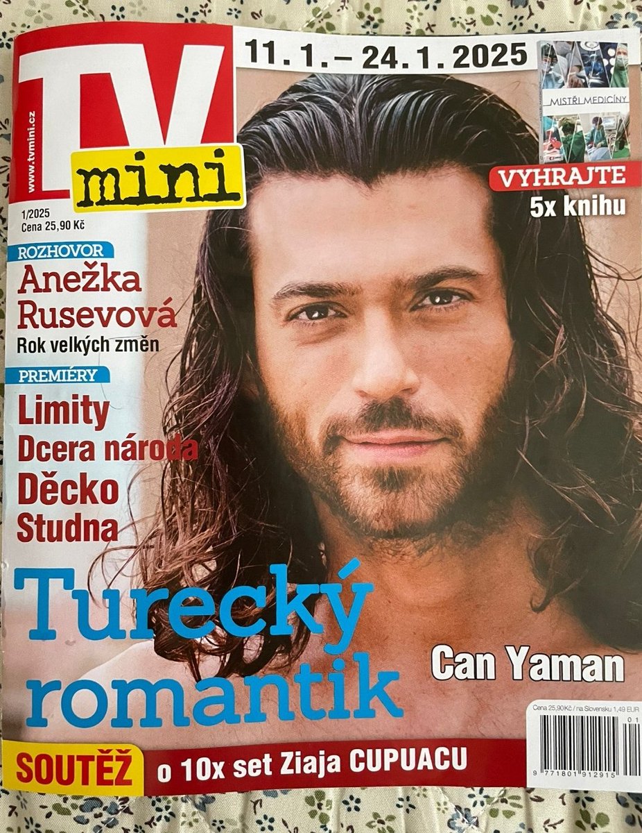 CanYamanCZ's tweet photo. TV mini magazín 🇨🇿

Konečně zase na titulce 😉
Informace,které fanoušci znají,ale je dobré si je připomenout😘 A trochu aktualizase.Sandokan dotočen a dlouhé vlasy? Ty už jsou zase pryč 🥺😉 

#CanYaman 
#CzechFansCanYaman https://t.co/wtWocbbubp